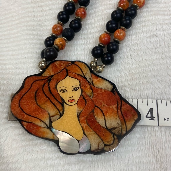 Necklace with Woman hanging from beads - Picture 4 of 8